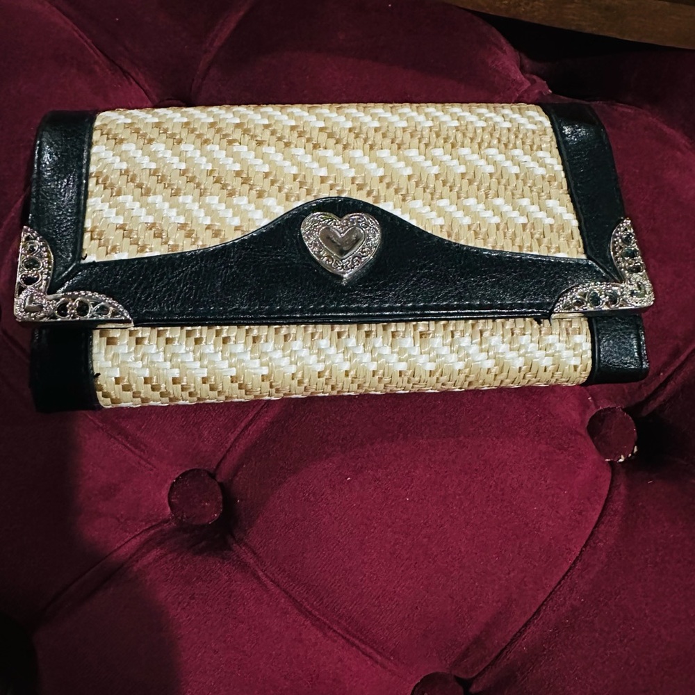 Wallet Silver Tone HEART Decor note back zipper missing! Price reflects defect.